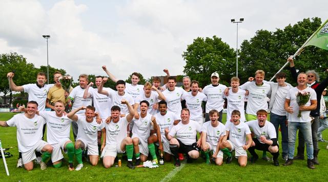 Old Forward viert feest in Waskemeer. Na de 4-2-zege op Groen Geel uit Groningen promoveert de ploeg uit Wilhelminaoord naar de vierde klasse.