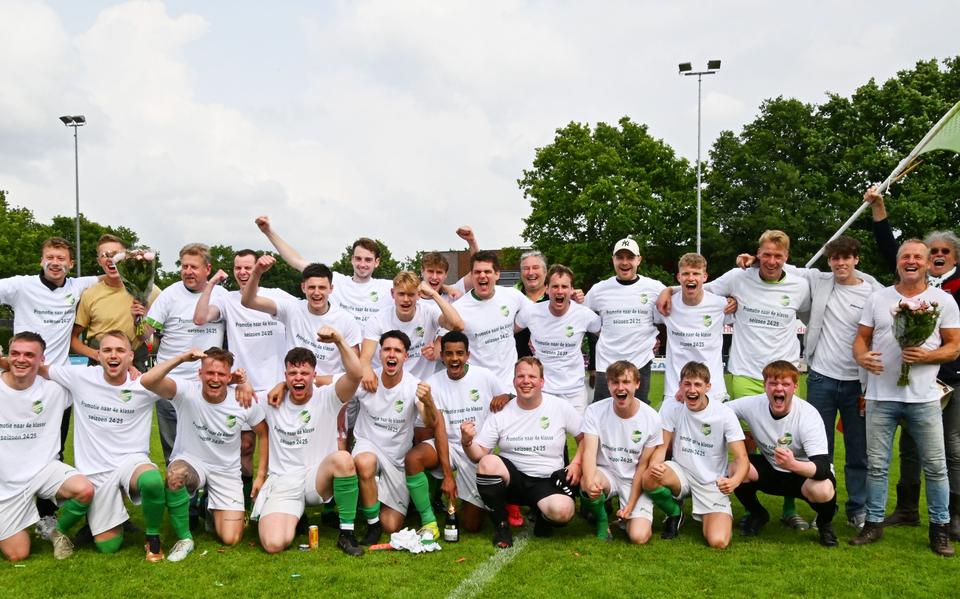 Old Forward viert feest in Waskemeer. Na de 4-2-zege op Groen Geel uit Groningen promoveert de ploeg uit Wilhelminaoord naar de vierde klasse.