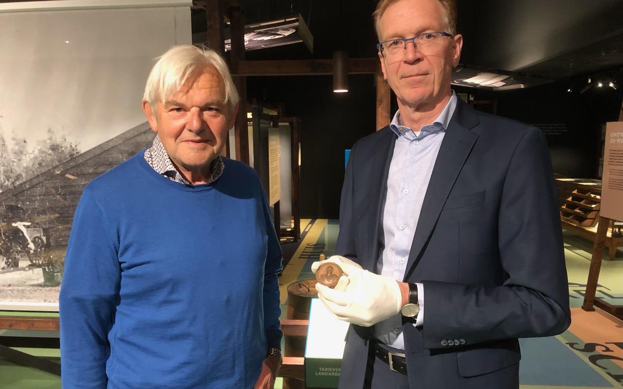 Friso Visser (rechts) en Wiebe Nijlunsing met de penning. Friso Visser (rechts) en Wiebe Nijlunsing met de penning.