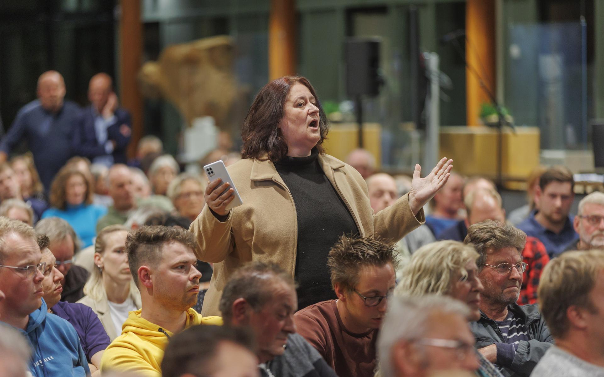 Emoties lopen op tijdens bijeenkomst over wolf met gedeputeerde Henk Jumelet in Diever. 'De wolf in 