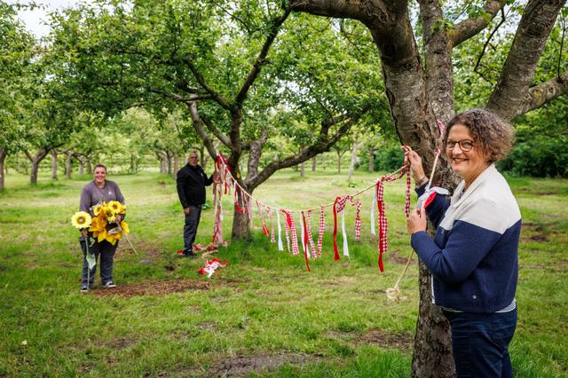 Vera en Klaas maken deel uit van de ‘versiergroep’. Sebraine Meijerink helpt een handje mee.