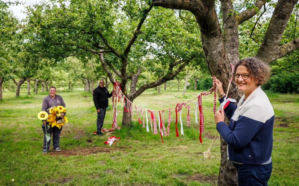 Vera en Klaas maken deel uit van de ‘versiergroep’. Sebraine Meijerink helpt een handje mee. 