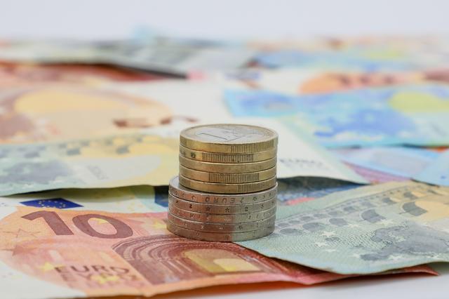 Tas met grote hoeveelheid contant geld gevonden bij controle van winkels in Wolvega