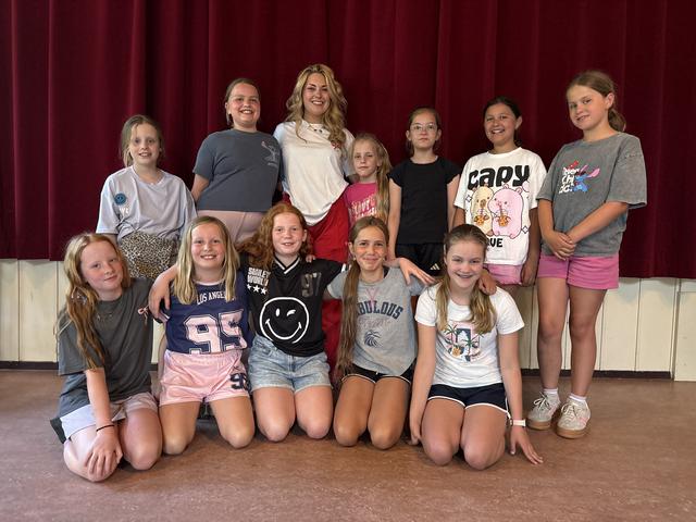 Marit (18) uit Wilhelminaoord leert kinderen dansen voor een habbekrats: ‘Talent ziet geen portemonn