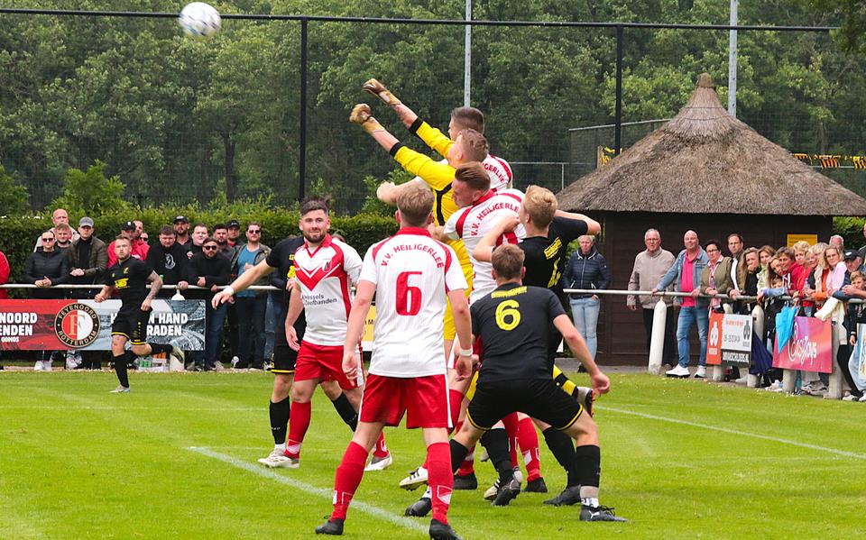 Heiligerlee-keeper Kevin Tieks heerst in de lucht.