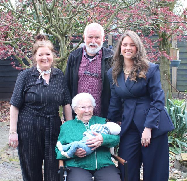 Vijf generaties Kuiper uit Oldeberkoop vereeuwigd op één foto