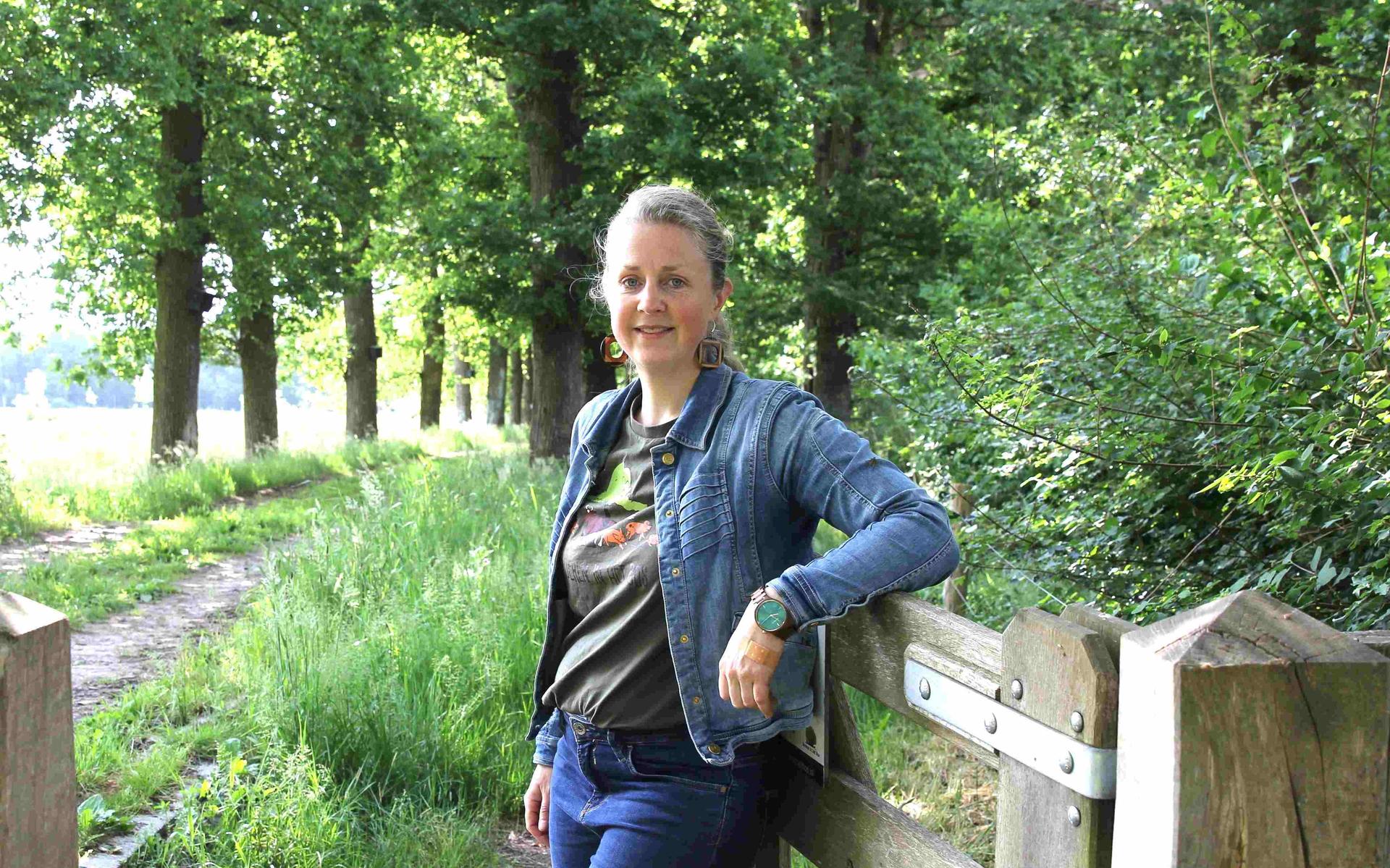 Lieke Vermeer bij de start van de wandeltocht bij de Boschhoeve. 