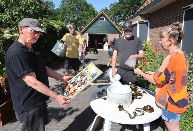 Inwoners Elsloo en Boijl verkopen overbodige spullen vanaf de oprit