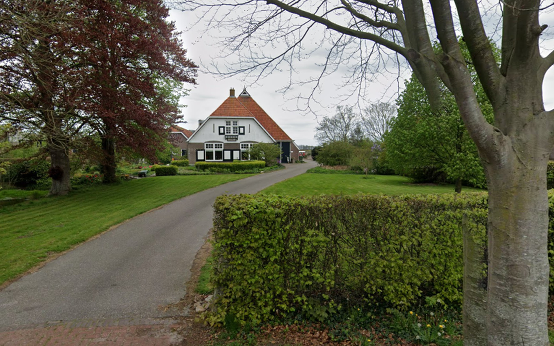 Schadevergoeding voor uitblijven van reactie op bezwaarschrift. Bouw van twee silo's in Oldeberkoop 