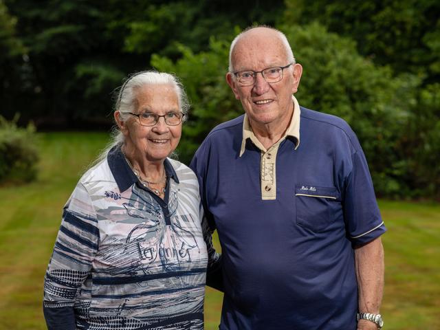 Sietske valt voor Jacobus op ijsbaan. Echtpaar Lukkes uit Oldeberkoop is 65 jaar getrouwd