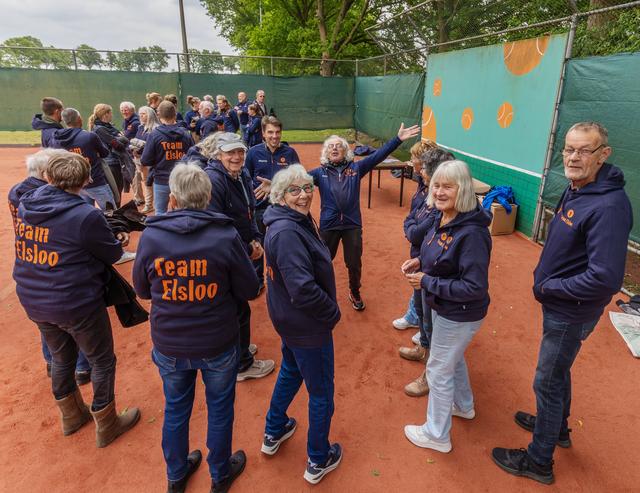 Teamsporters in Elsloo zijn blij met de nieuwe jassen.