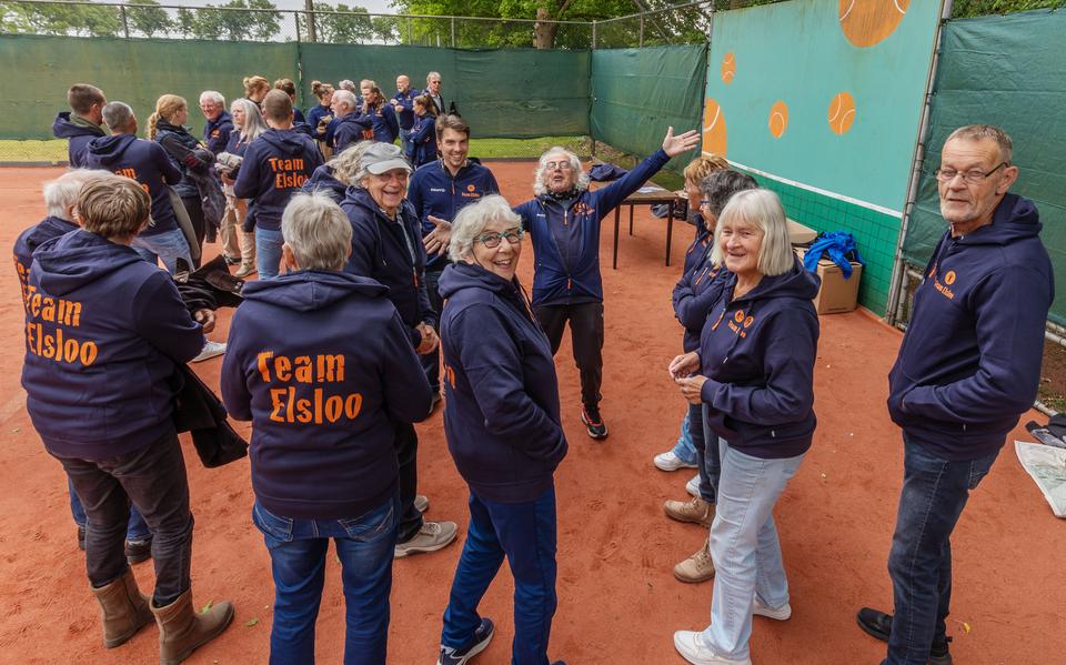 Teamsporters in Elsloo zijn blij met de nieuwe jassen.
