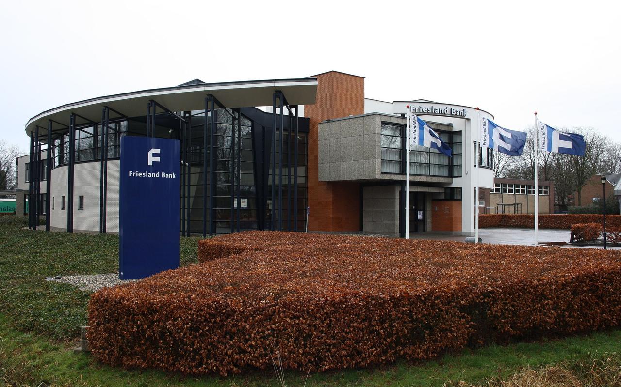 Friesland Bank, voorheen Bank Bercoop, verdween in 2013 uit Oldeberkoop. Friesland Bank, voorheen Bank Bercoop, verdween in 2013 uit Oldeberkoop.