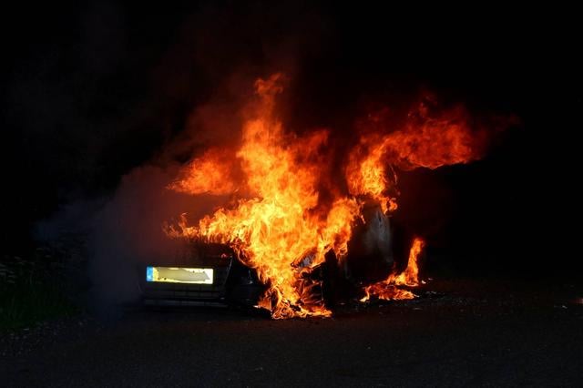 Auto gaat in vlammen op bij Canada in Elsloo