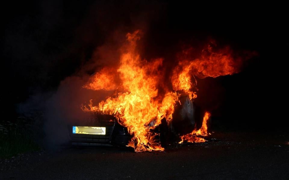 De auto staat in lichterlaaie.