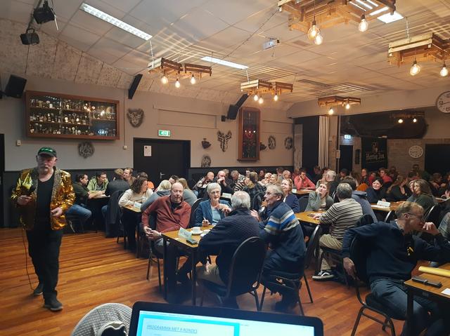 Elsloo bruist van gezelligheid tijdens crazy pubquiz