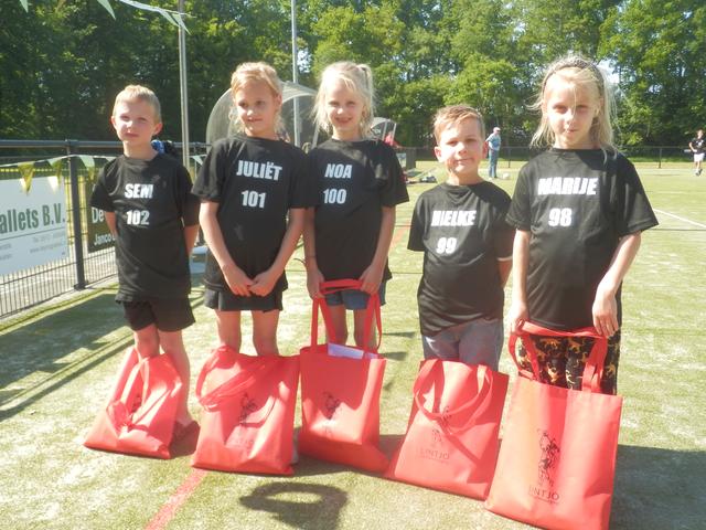 Mijlpaal voor Lintjo. Noa (7) is 100e jeugdlid van korfbalclub in Oldeberkoop
