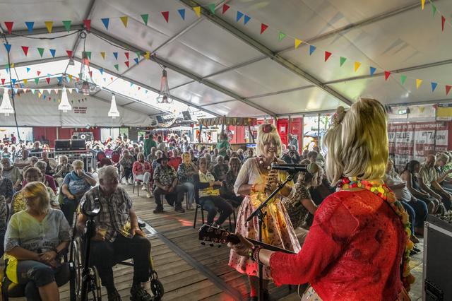Veel lof voor Vesuvius. Jong en oud komen op tentfeest in Elsloo af