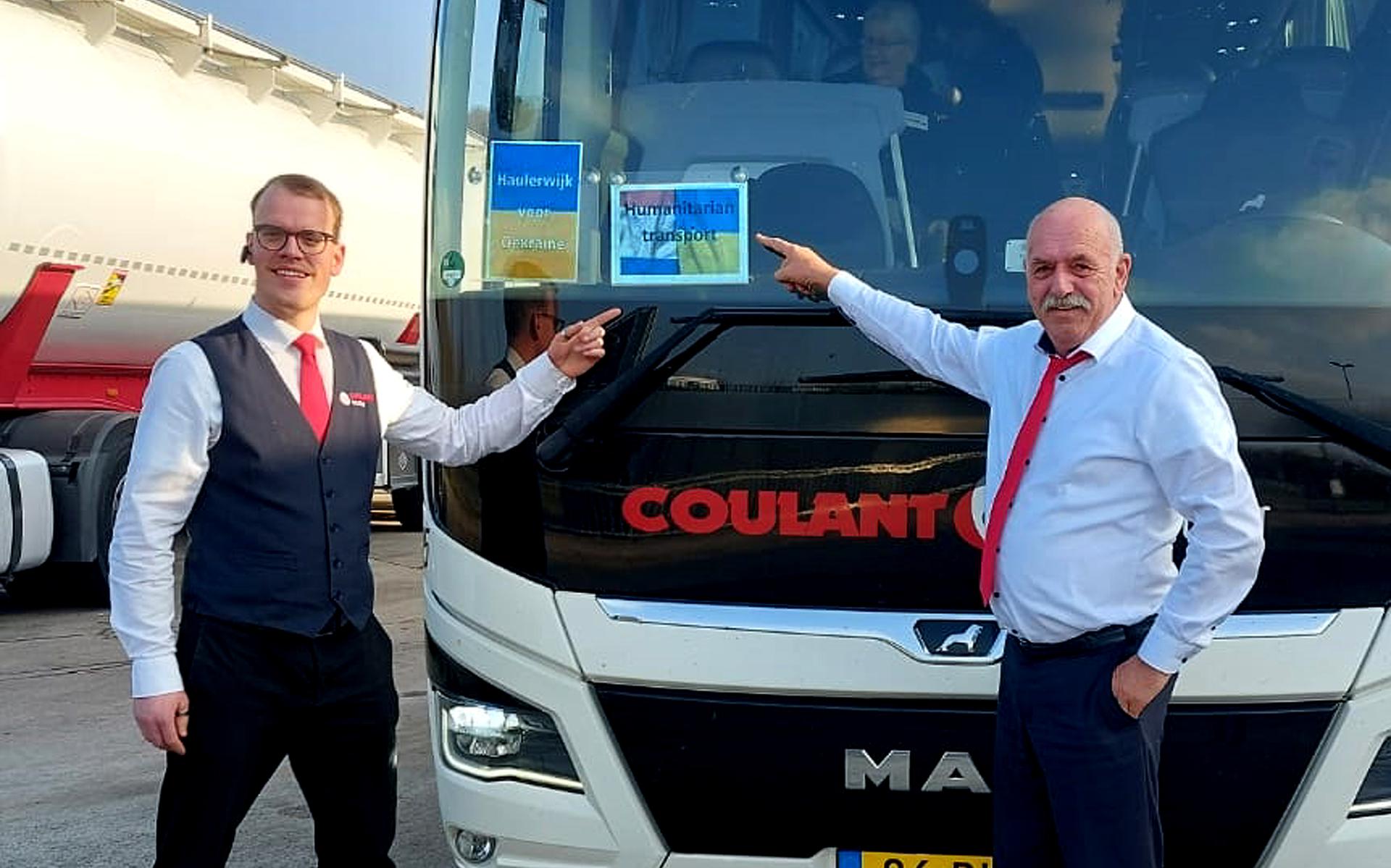 De buschauffeurs die liefst 2000 kilometer reden in twee dagen. Links Vincent van der Gun (directeur van Coulant Touring) en Piet Bosma.