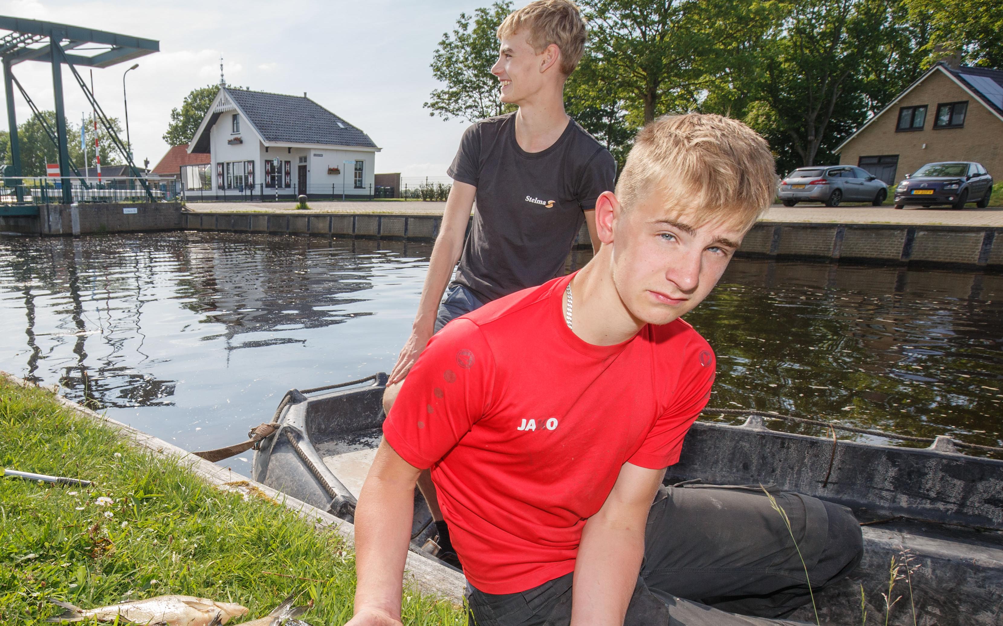 Jurre Stelma en Niek Talman (vooraan) helpen mee de dode vissen uit de Tjonger te halen. Jurre Stelma en Niek Talman (vooraan) helpen mee de dode vissen uit de Tjonger te halen.