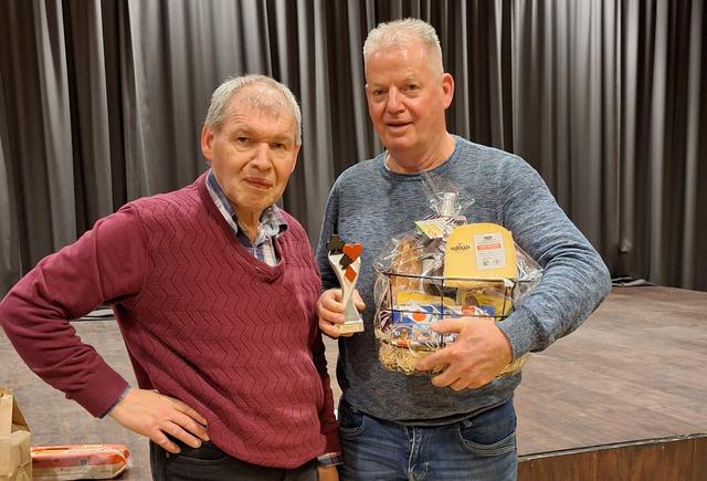 Tjidsger Rozenberg uit Lippenhuizen wint in Oldeberkoop klaverjasmarathon om Hans Brandsma Trofee