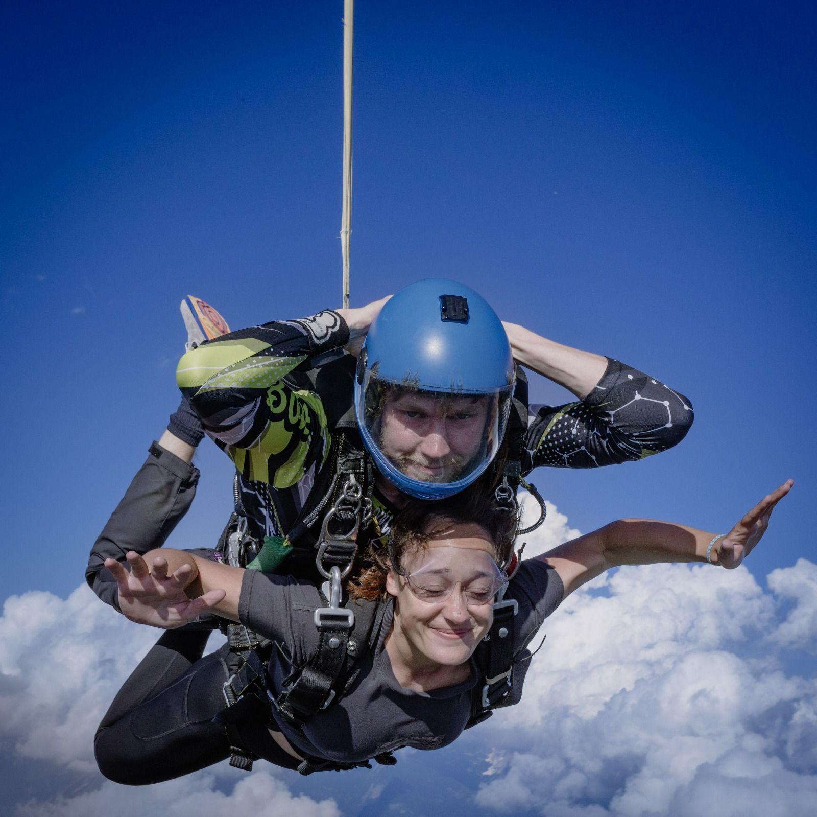 Skydive-instructeur Jurriën Rijlaarsdam (boven) in een tandemsprong.