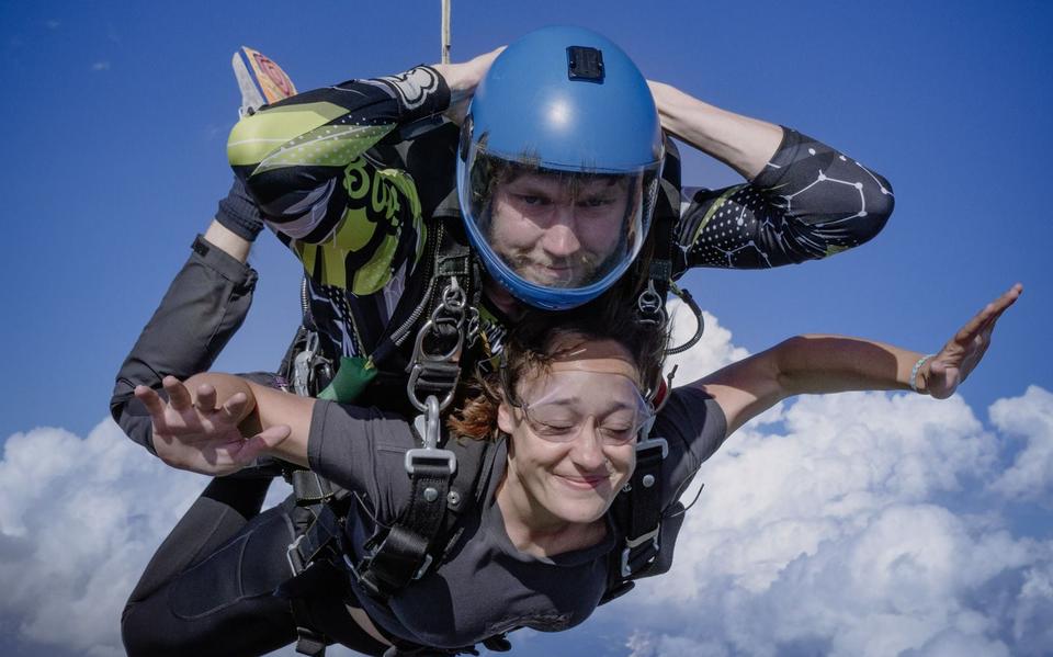 Skydive-instructeur Jurriën Rijlaarsdam (boven) in een tandemsprong.