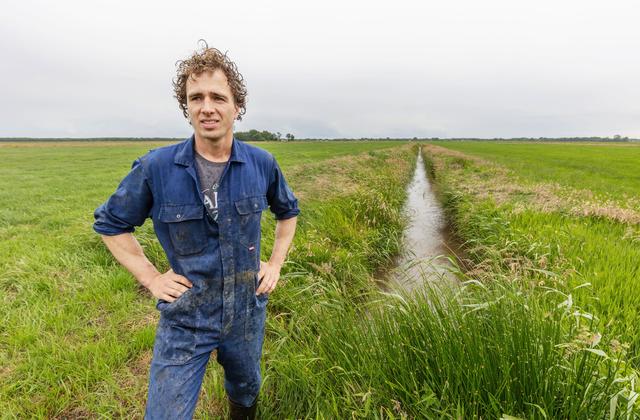 Melkveehouder Arnaud Schelhaas beheert de sloot ecologisch.  