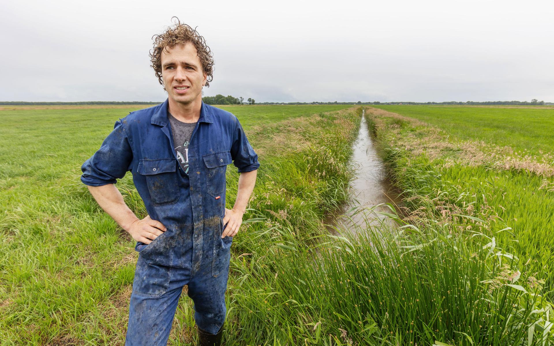 Melkveehouder Arnaud Schelhaas beheert de sloot ecologisch.  