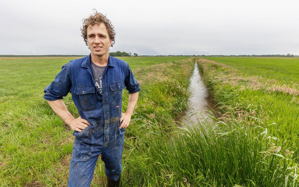 Melkveehouder Arnaud Schelhaas beheert de sloot ecologisch.  