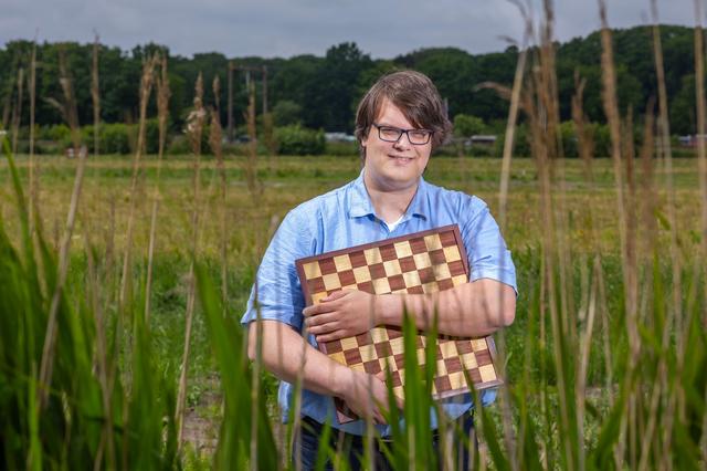Dammer Jan van Dijk uit Wolvega strijdt mee op het wk dammen in Kameroen. 
