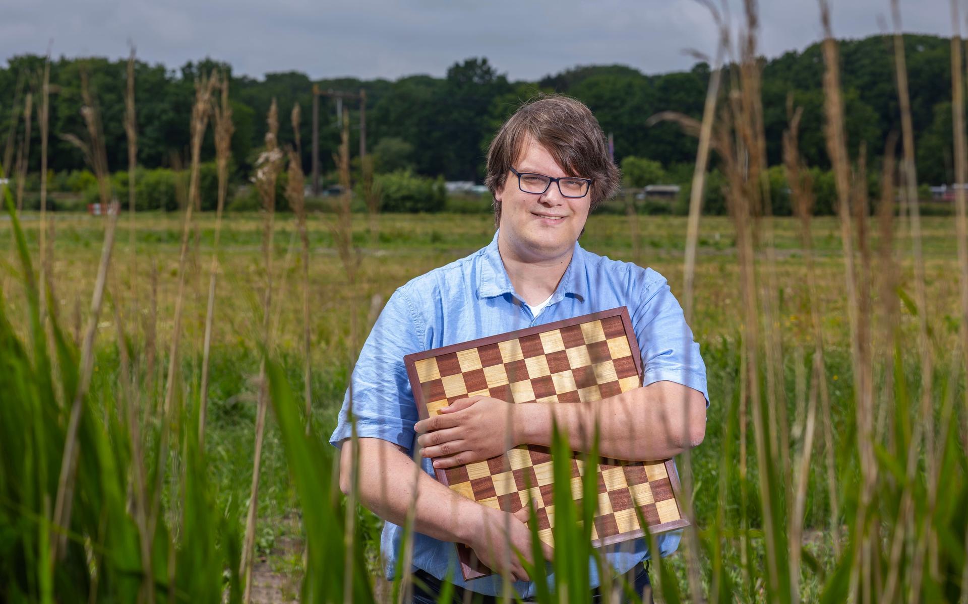 Dammer Jan van Dijk uit Wolvega strijdt mee op het wk dammen in Kameroen. 