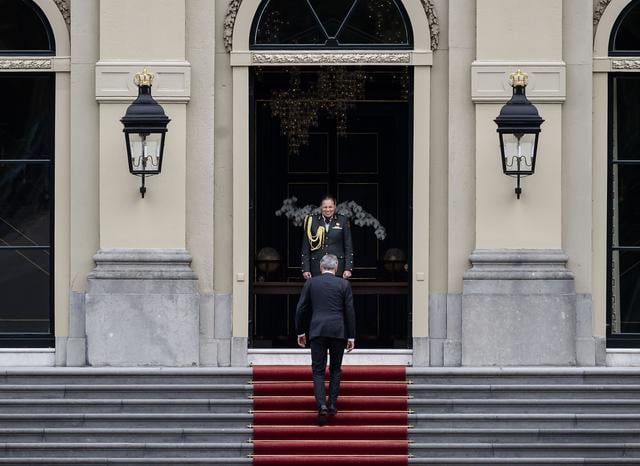 Premier Dick Schoof arriveert bij paleis Huis ten Bosch om Koning Willem-Alexander bij te praten over de val van het kabinet.
