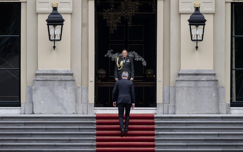 Premier Dick Schoof arriveert bij paleis Huis ten Bosch om Koning Willem-Alexander bij te praten over de val van het kabinet.