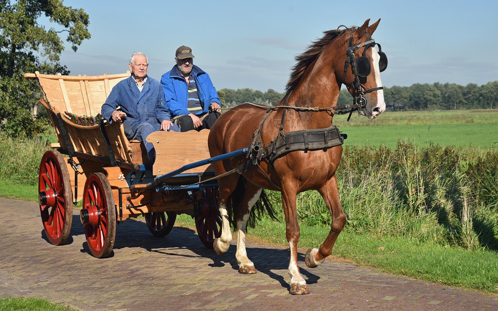 Bijzondere boerenwagen maakt testrit in Nijeholtwolde (+video)