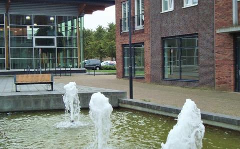 Links het gemeentehuis en daar pal voor (rechts) Griffioenpark 3.