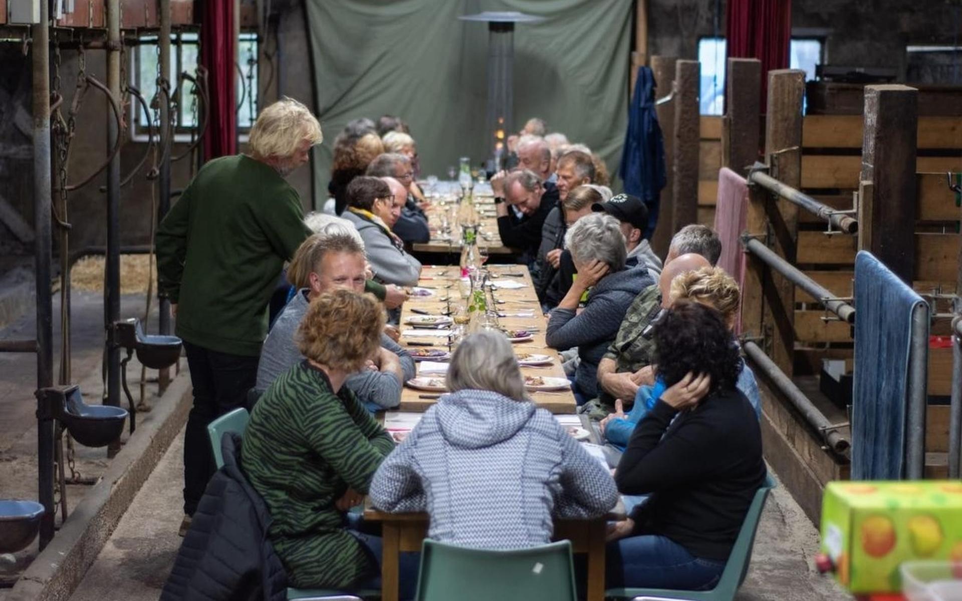 Smikkelen van ‘boer’gondische maaltijd in stal