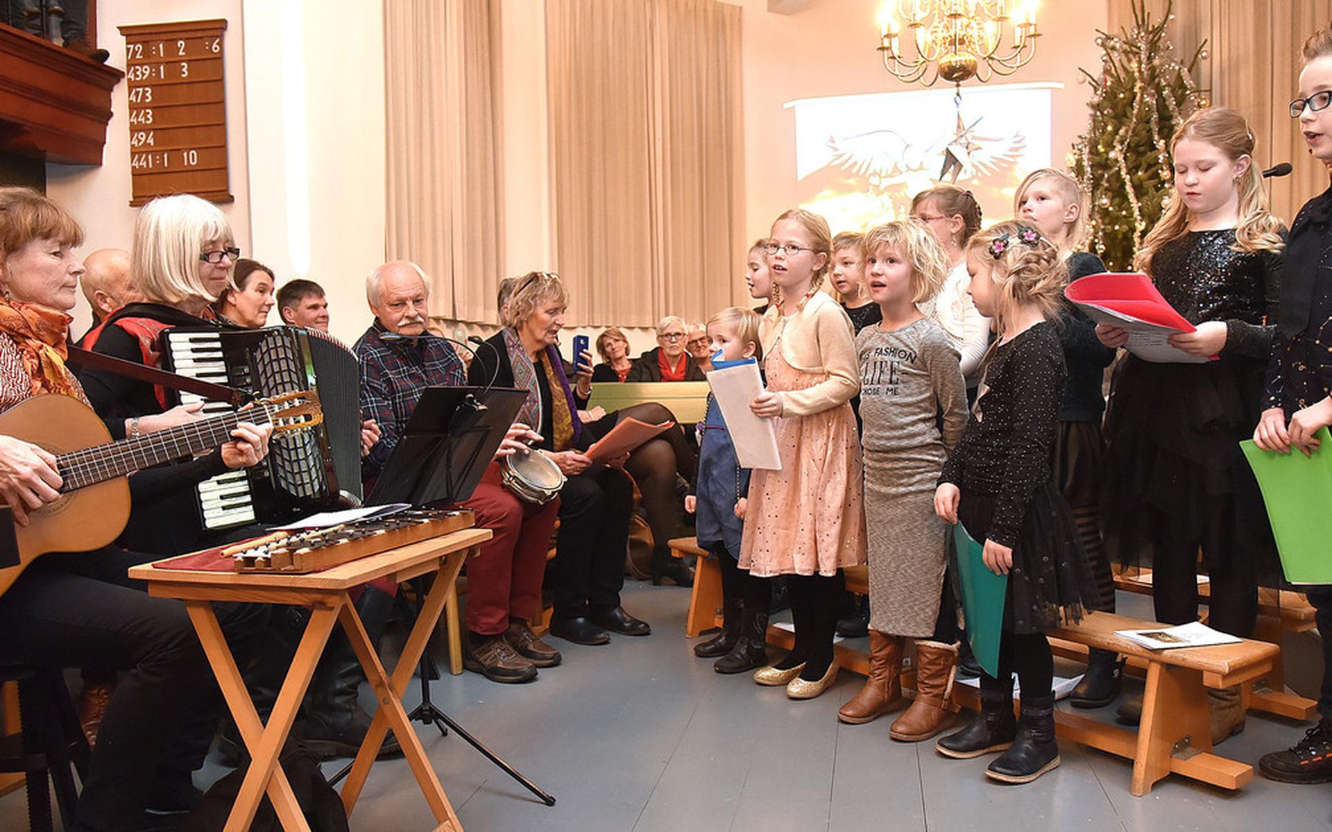 Veenpolderkoor zingt samen met leerlingen van Aventurijn (+ video) - Stellingwerf