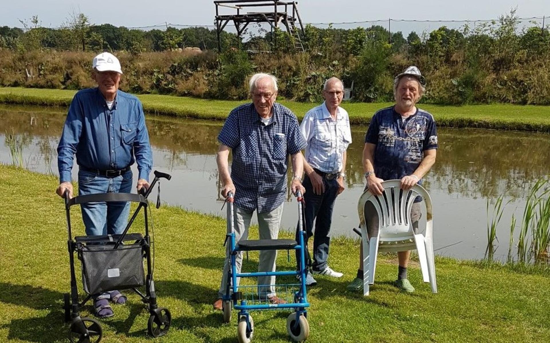 Mannen van de Zonnebloem picknicken bij de forellen - Stellingwerf