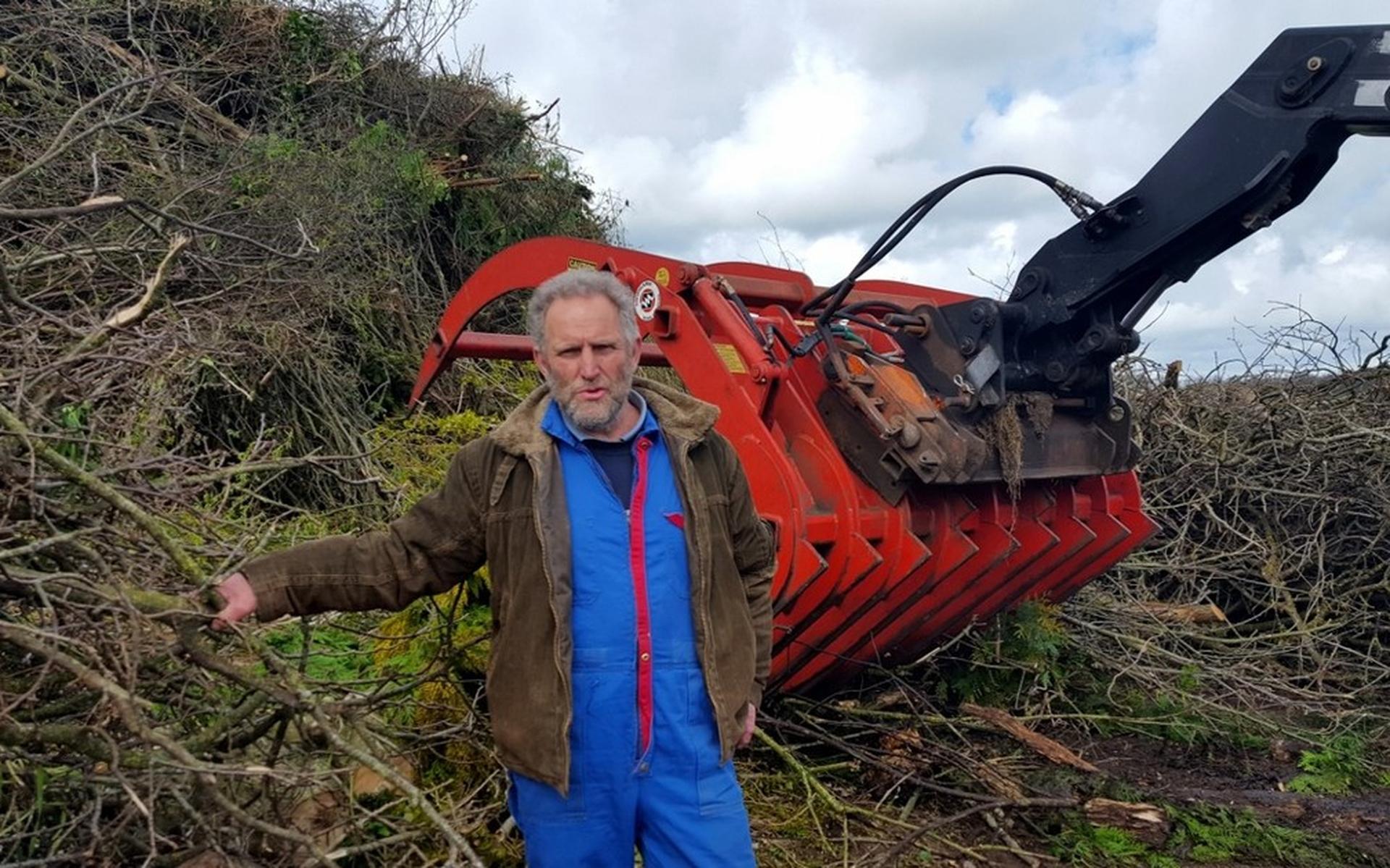 Geert Kuperus legt de laatste hand aan de paasbult in Vinkega (+ video)