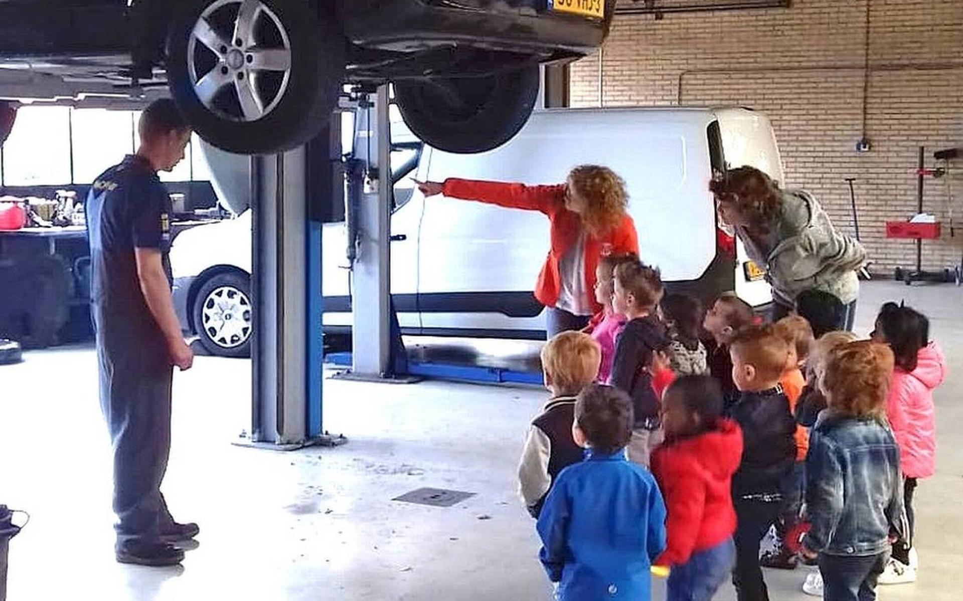 Peuterklas neemt kijkje in garage - Stellingwerf