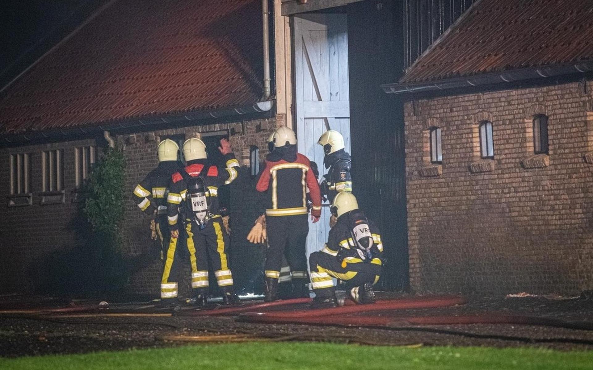 Uitslaande brand verwoest dak boerderij - Stellingwerf