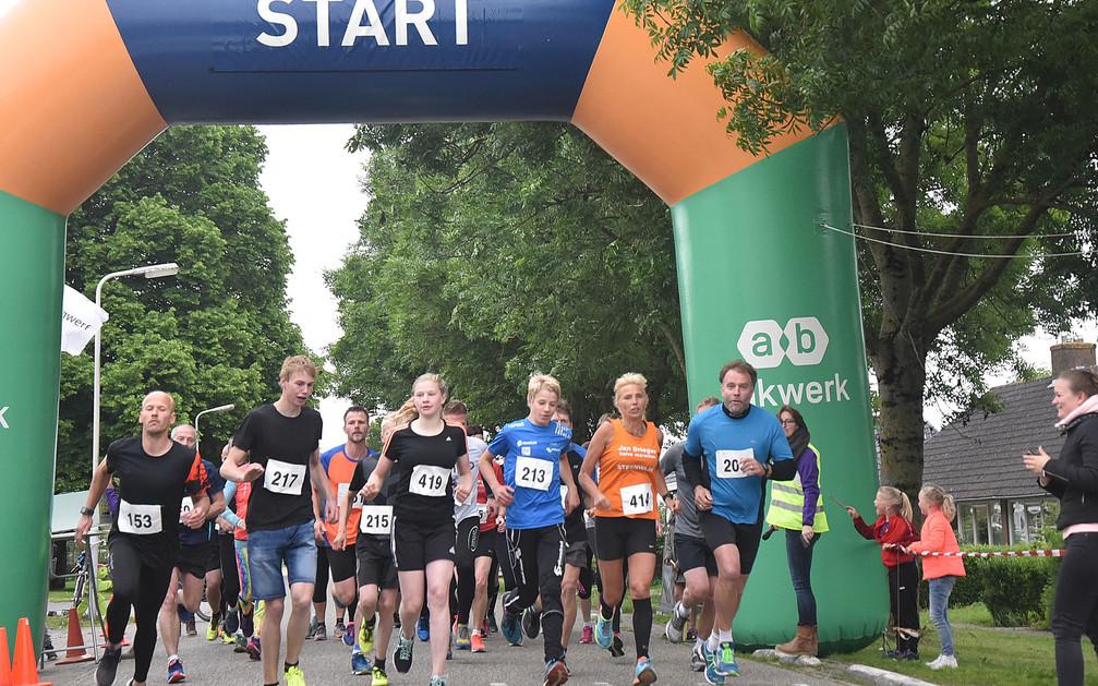 Susan van der Vegt en Anne Oenema winnen de 10 km Westhoekloop - Stellingwerf