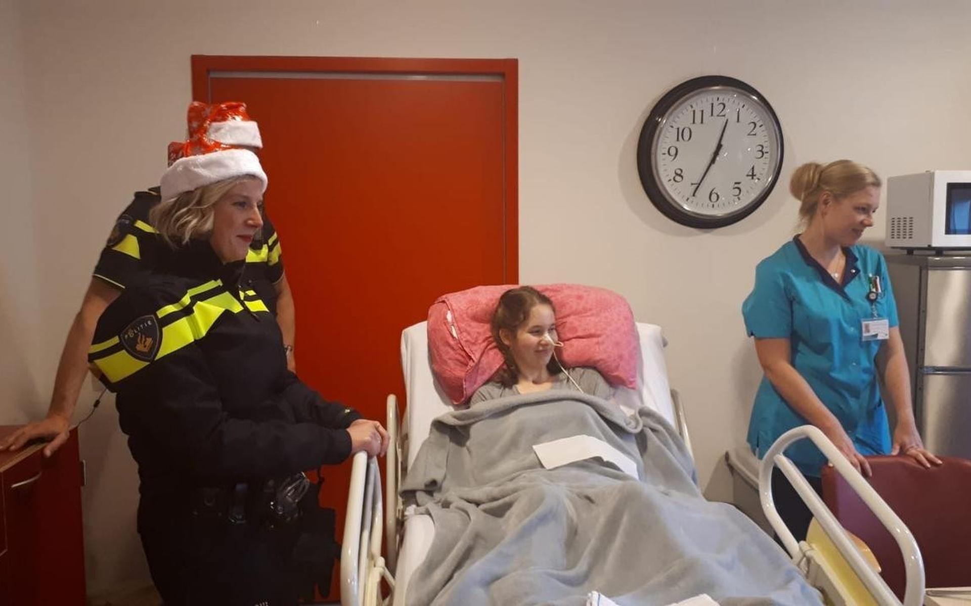 Politie Wolvega brengt kerstpakketjes voor kinderen in Friese ziekenhuizen - Stellingwerf