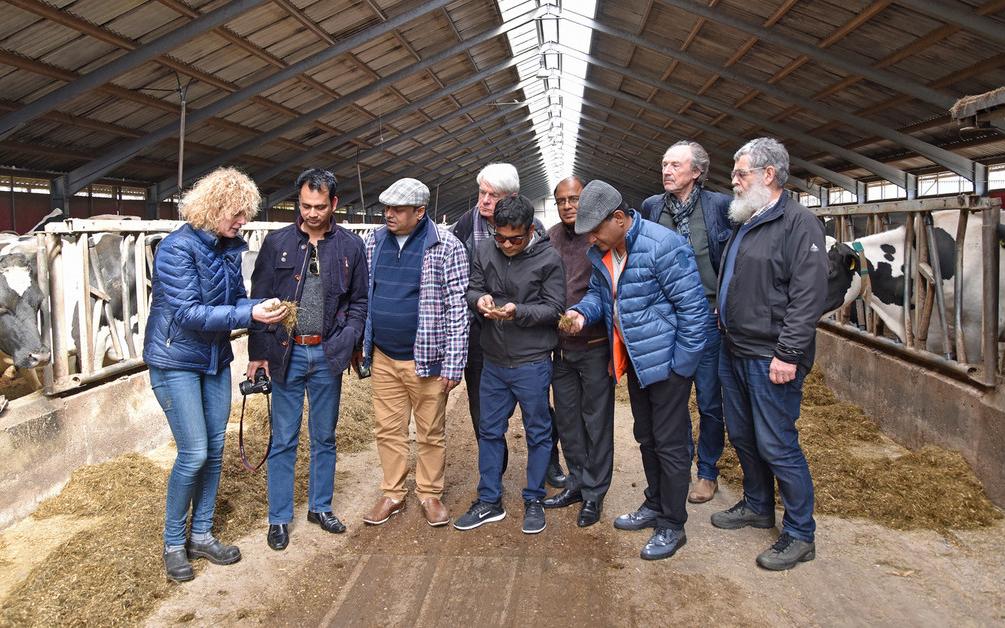 Delegatie uit Bangladesh bezoekt melkveebedrijf in Oldetrijne