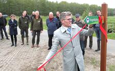 Burgemeester Van de Nadort opent de vogelkijkhut Catskieker bij de Linde.
