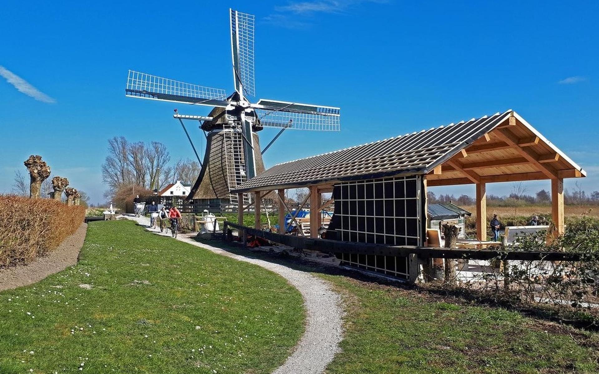 Schuur bij molen De Rietvink in aanbouw