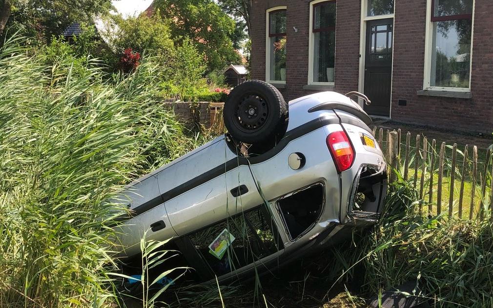 Auto belandt op de kop in de sloot in Nijelamer