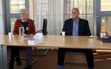 De wethouders Zonderland en Jongebloed presenteren het bestemmingsplan Lindewijk fase 2. FOTO LOURENS LOOIJENGA