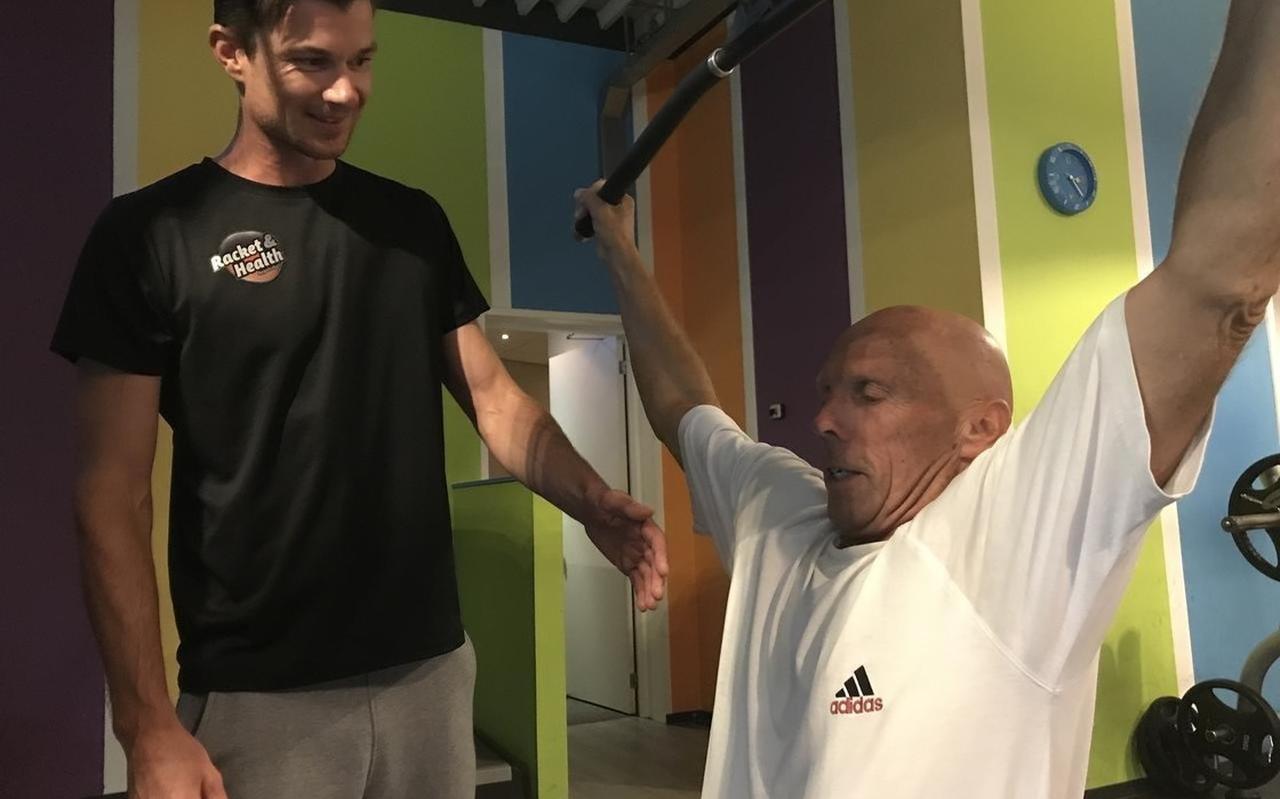 Antal van der Duim geeft in de fitness-ruimte advies aan Menno Huizinga. Antal van der Duim geeft in de fitness-ruimte advies aan Menno Huizinga.